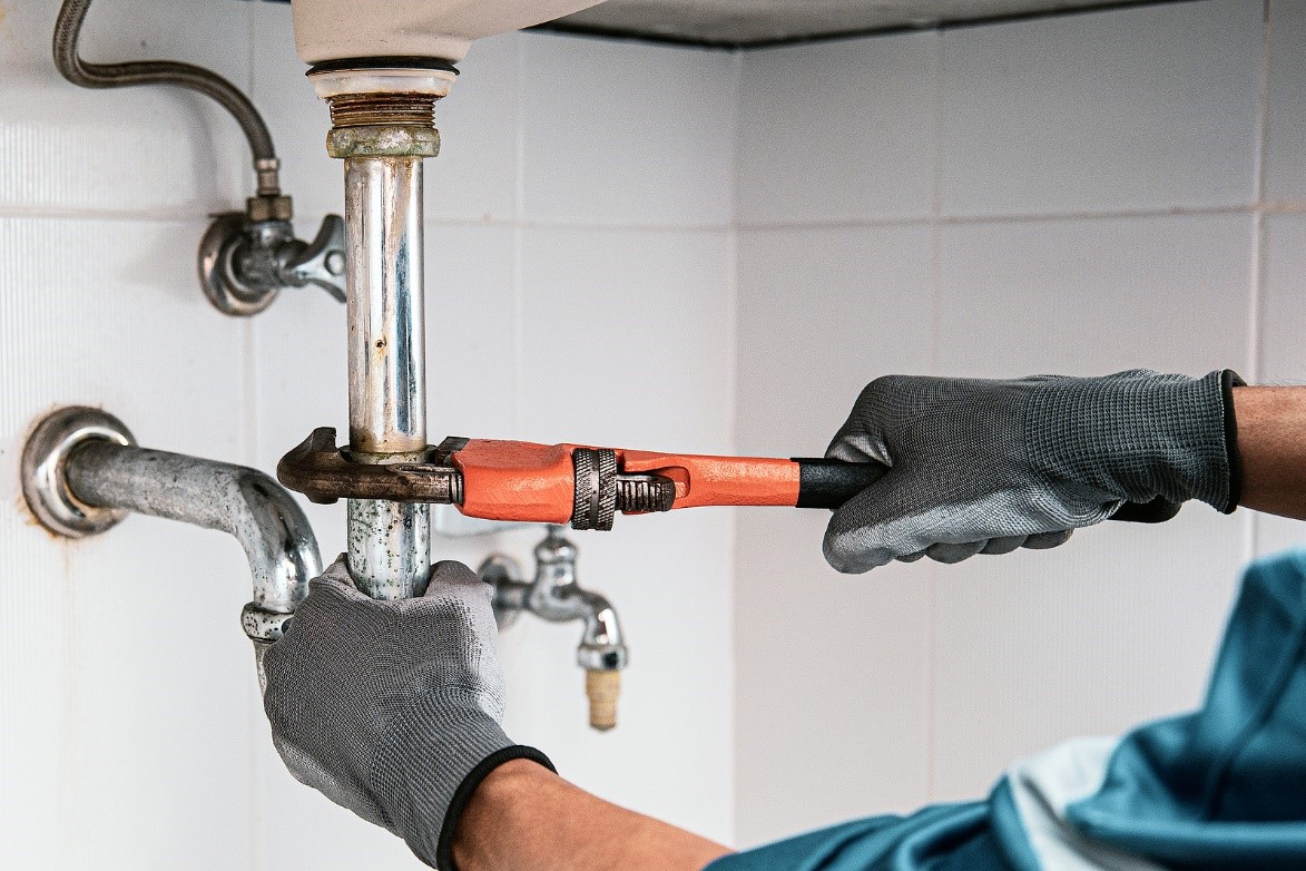 Signs It’s Time to Call a Plumber